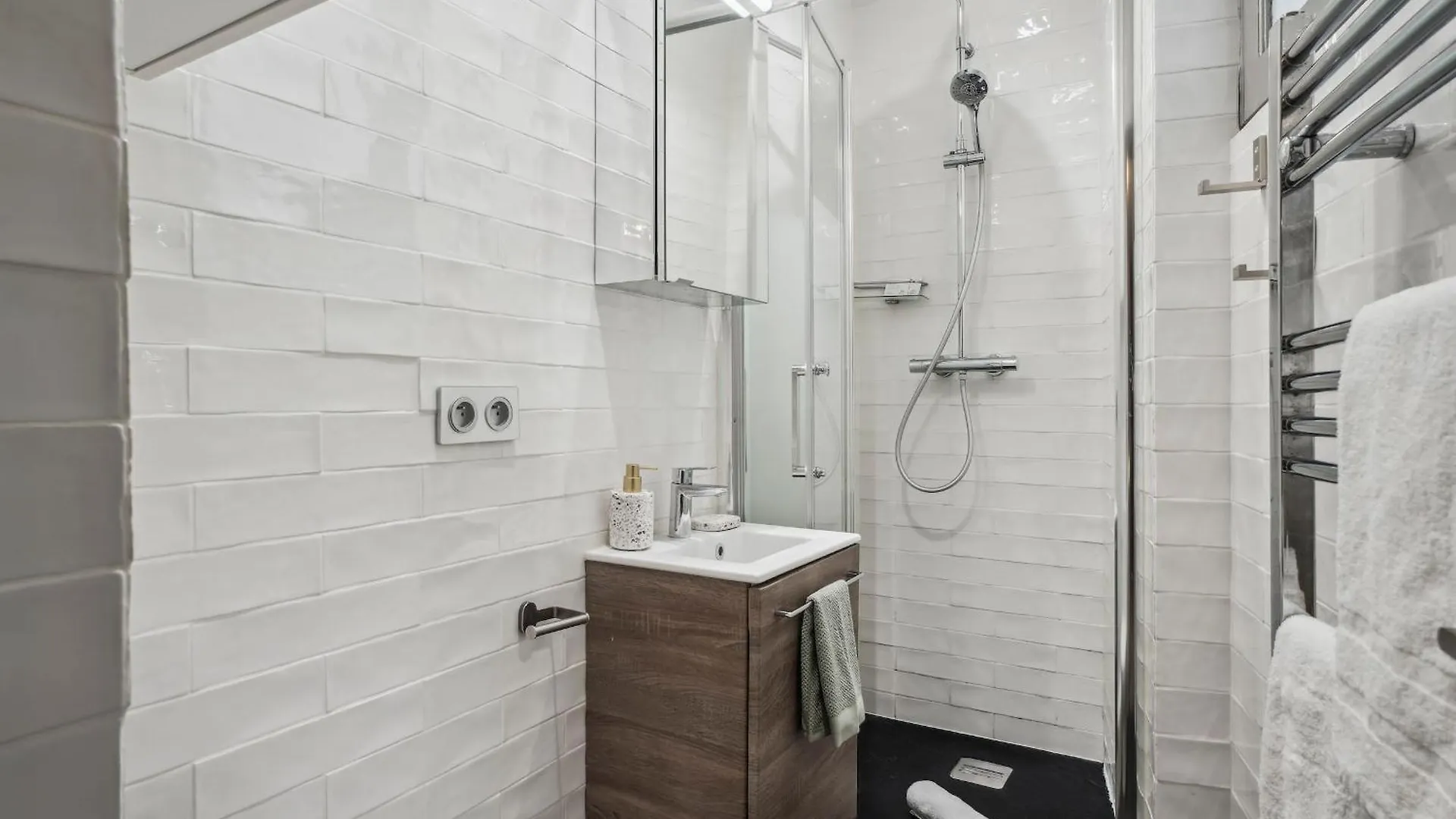 Eiffel & Invalides - Cityapartmentstay Paryż